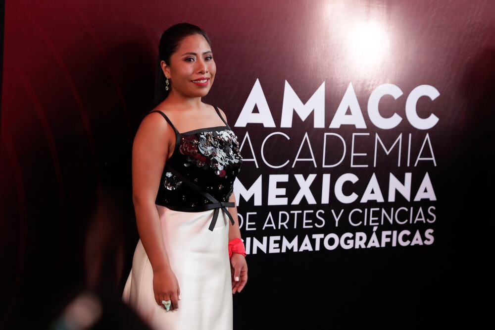 Yalitza Aparicio lució un vestido de satén con aplicaciones de cristal. Foto: IVAN STEPHENS/EL UNIVERSAL