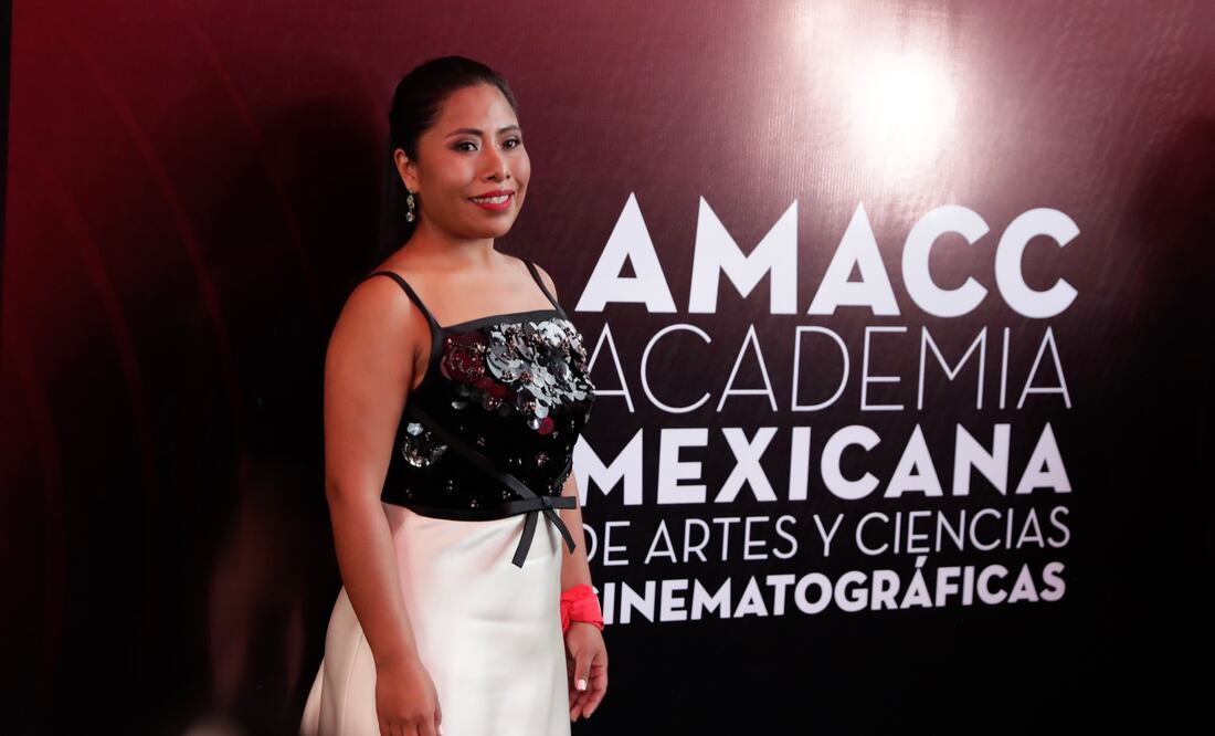 Yalitza Aparicio lució un vestido de satén con aplicaciones de cristal. Foto: IVAN STEPHENS/EL UNIVERSAL