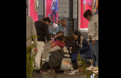 Policías agreden y tiran churros a vendedora frente a sus niñas; tras VIDEO viral SSC-CDMX los suspende