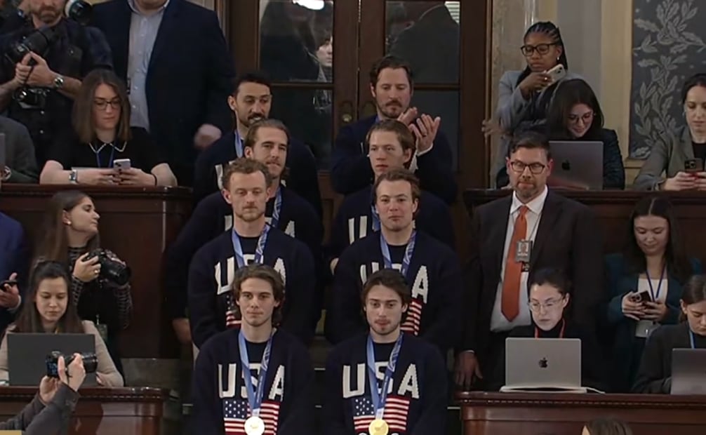 El campeón olímpico de hockey, EU, en el Capitolio durante el discurso del Estado de la Unión. (24/02/26) Foto: Captura de pantalla