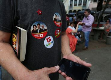 Simpatizantes de Fernando Haddad en Brasil acuden con libros a las urnas