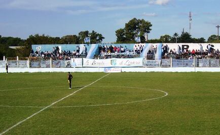 Club de futbol argentino deberá reparar cancha que lleva 30 años torcida