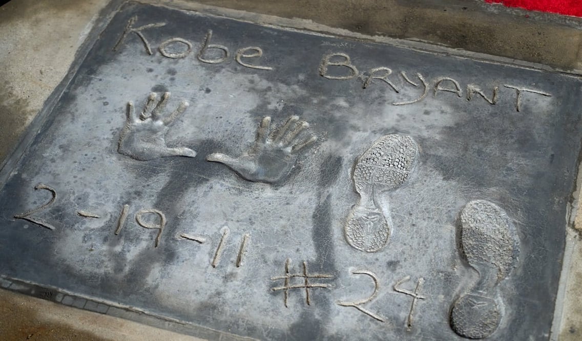 Manos y pisadas de Kobe Bryant - Foto: EFE