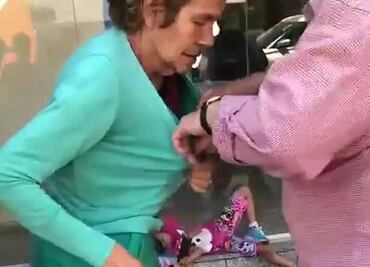 Rata se trepa al cuerpo de mujer que hacía fila para ingresar al banco y se hace viral