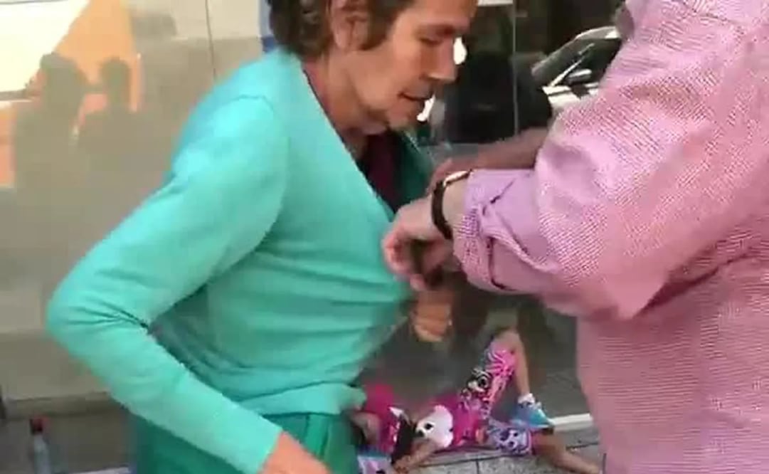 Una rata se le metió entre la ropa a una señora que hacía fila para entrar al banco. Foto: Tomada del video
