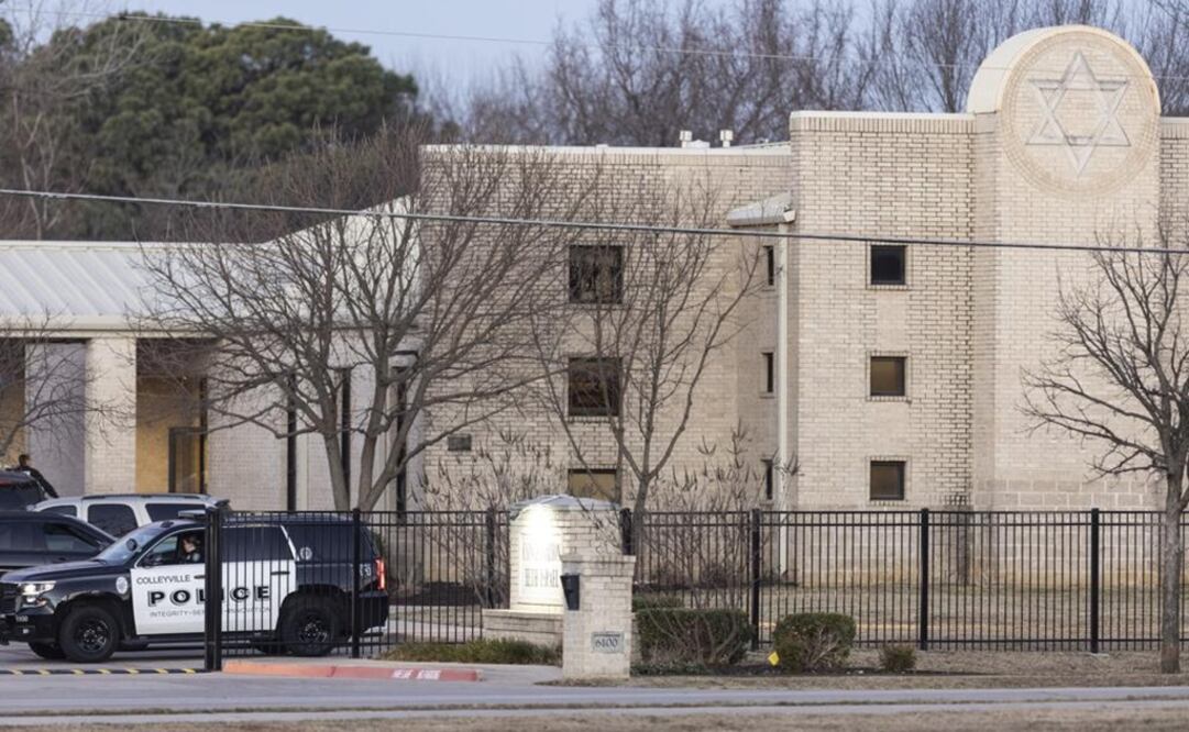 Un vehículo policial parado frente a una sinagoga de Colleyville (Texas). Foto: AP 