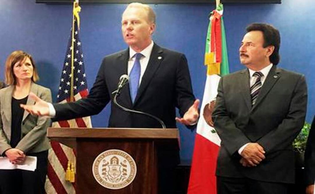 San Diego Mayor Kevin Faulconer, left, and Tijuana, Mexico, Mayor Juan Manuel Gastelum - Photo: AP