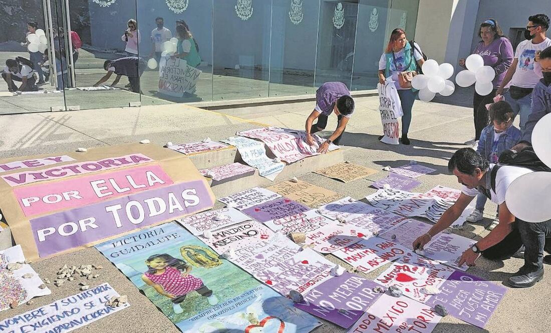 Una decena de personas arribaron a las Salas de Juicios Orales en San José el Alto con pancartas. Foto: Sirse Rosas/ El Universal