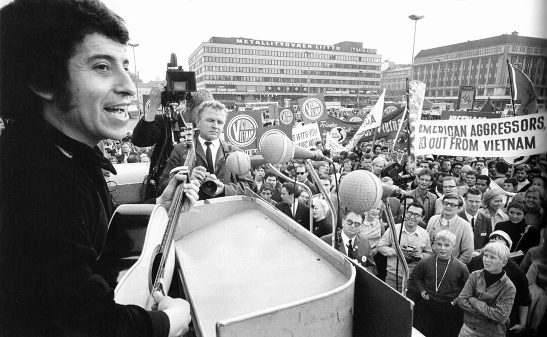 Víctor Jara, dando un concierto en Helsinki, en agosto de 1969. Además de cantautor, el chileno se convirtió en Embajador Cultural y voz de protesta contra guerras y fascismo. Foto: Hannu Lindroos/ Lehtikuva/Wikimedia Commons.