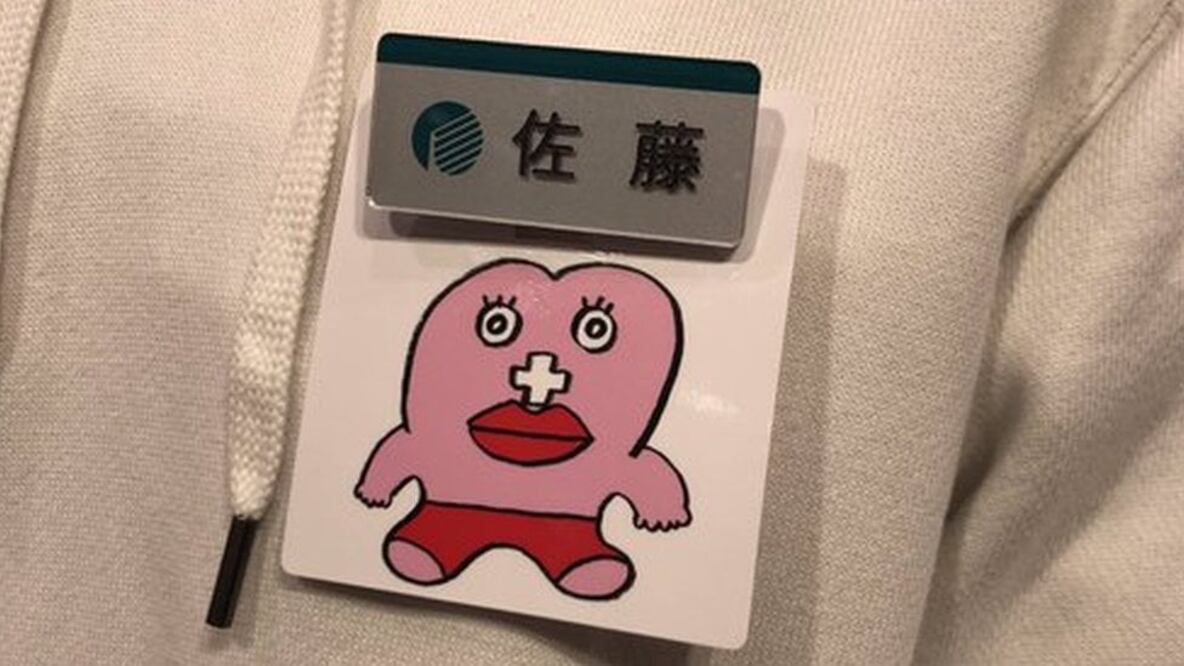 Una tienda japonesa dio a sus empleadas la opción de usar una etiqueta que las identificara en los días de menstruación. Foto: WWD Japan