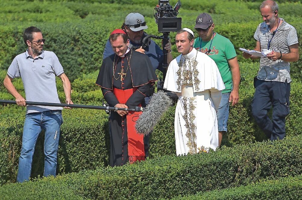 El actor inglés Jude Law encarna al hipotético papa Pío XIII en la serie de ocho capítulos. CORTESÍA