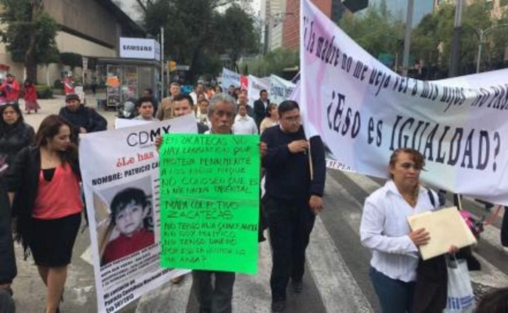 Padres marchan sobre Reforma contra la alienación parental