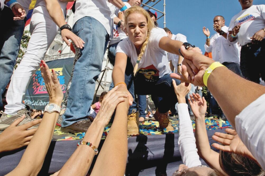 Lilian Tintori lideró ayer una marcha de la oposición, en Caracas, donde saludó a sus simpatizantes y en la que afirmó que la “gente decidió votar y cambiar” (FERNANDO LLANO. AP)