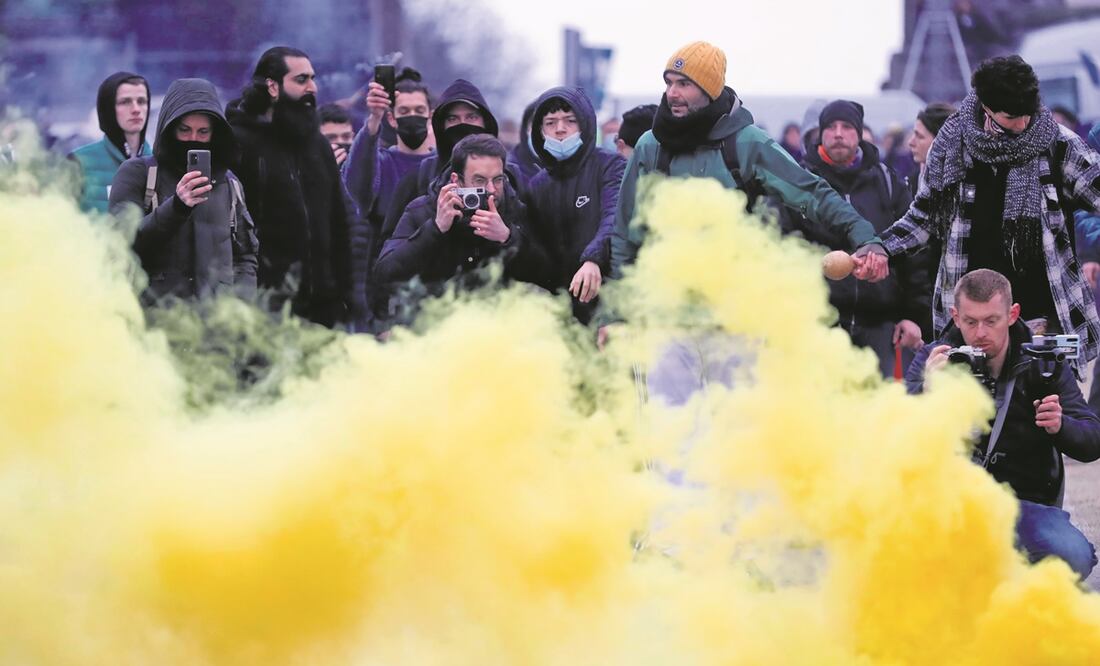 En Bruselas, los manifestantes chocaron con la policía; se reportaron 15 heridos. Foto: Stephanie Lecocq. EFE