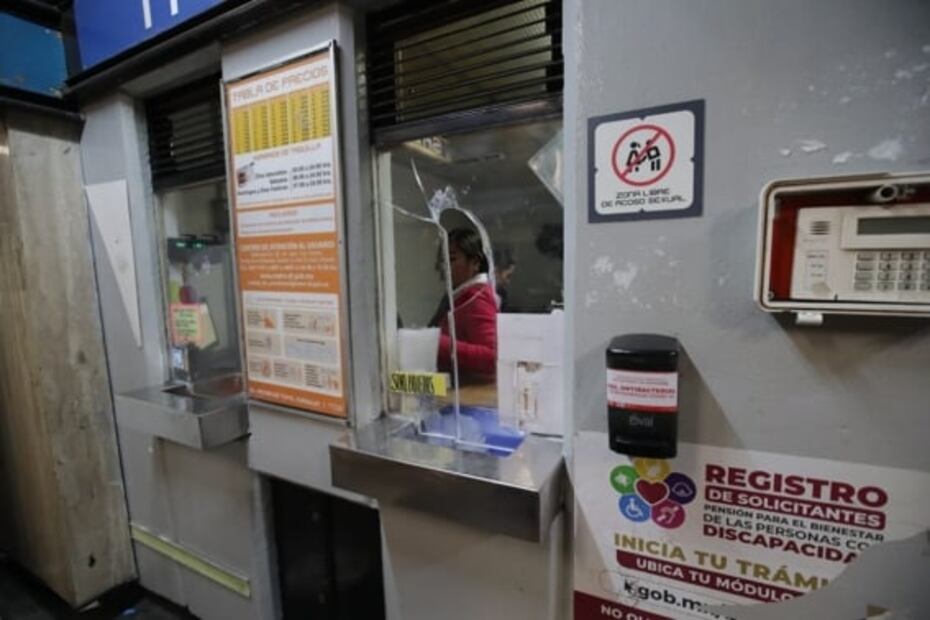 Colectivos de mujeres protestan en el Metro Bellas Artes con destrozos a torniquetes