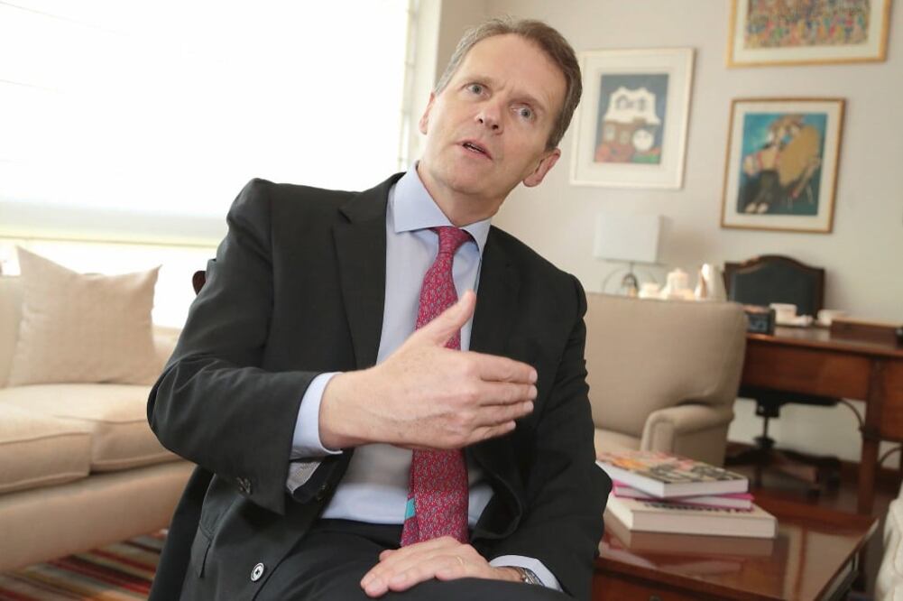 El embajador de Reino Unido en México, Duncan Taylor, dijo que esperarán para saber si tienen licencia para negociar tratados de libre comercio con países abiertos, o si deberán hacerlo hasta que se concrete la salida de la UE (BERENICE FREGOSO)