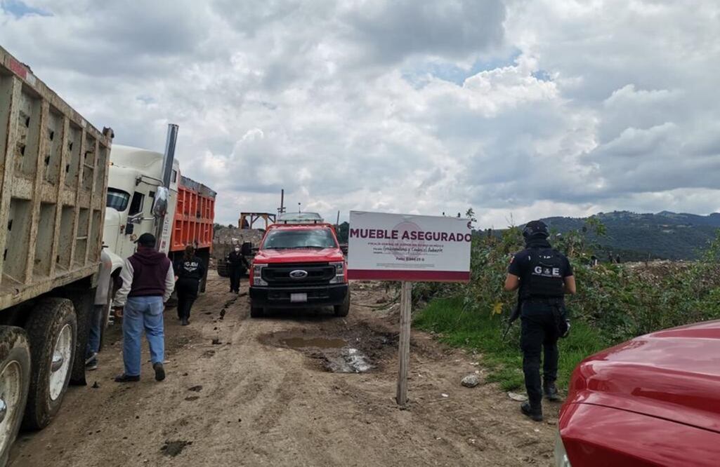 Policías municipales de Naucalpan participaron en este operativo conjunto de los tres niveles de gobierno, realizado en Santiago Tepatlaxco, donde sellaron y aseguraron un tiradero clandestino. FOTO: Especial/EL UNIVERSAL/
