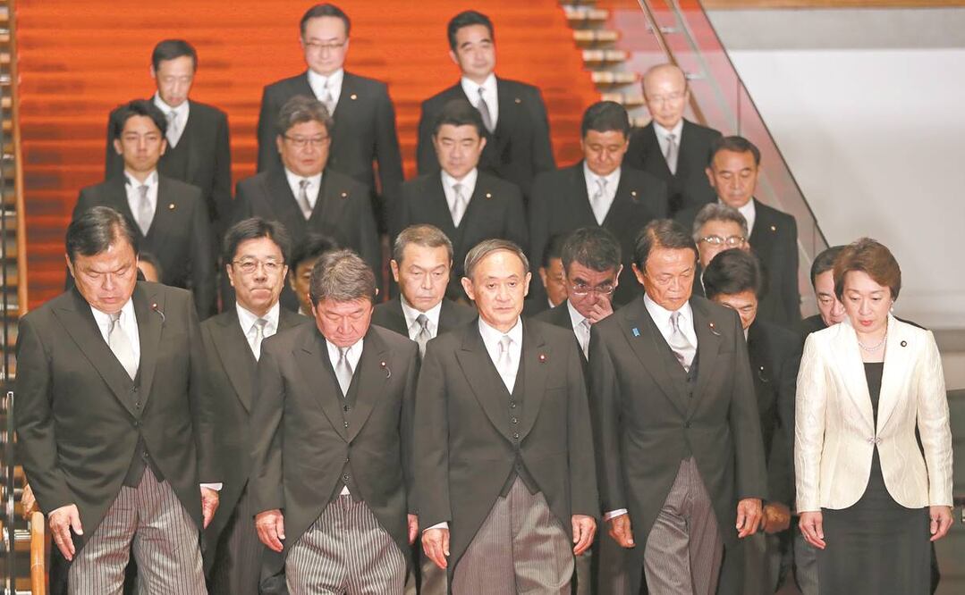 El nuevo premier de Japón, Yoshihide Suga (al frente y segundo de izquierda a derecha), con los ministros de su gabinete, ayer en Tokio. Foto: ISSEI KATO. XINHUA