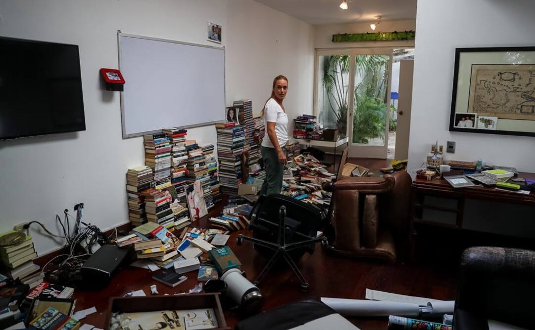 Lilian Tintori revisa los libros luego de que presuntamente allanaran su casa  (Fotos: EFE)