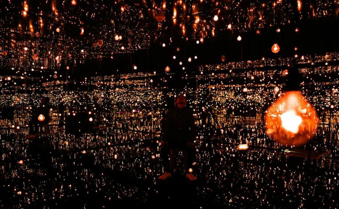 Uno de los cuartos de la exposición Dreams, en CDMX, luce como un espacio infinito, al estilo de la artista Yayoi Kusama. Foto: Cortesía Fantasy Lab