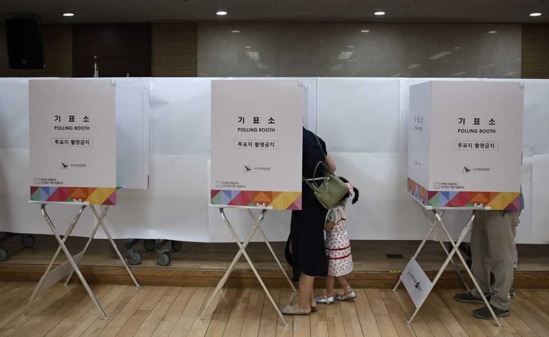 Votantes rellenan su papeleta en un colegio electoral de Seúl, Corea del Sur, el 03 de junio de 2025. Foto: EFE