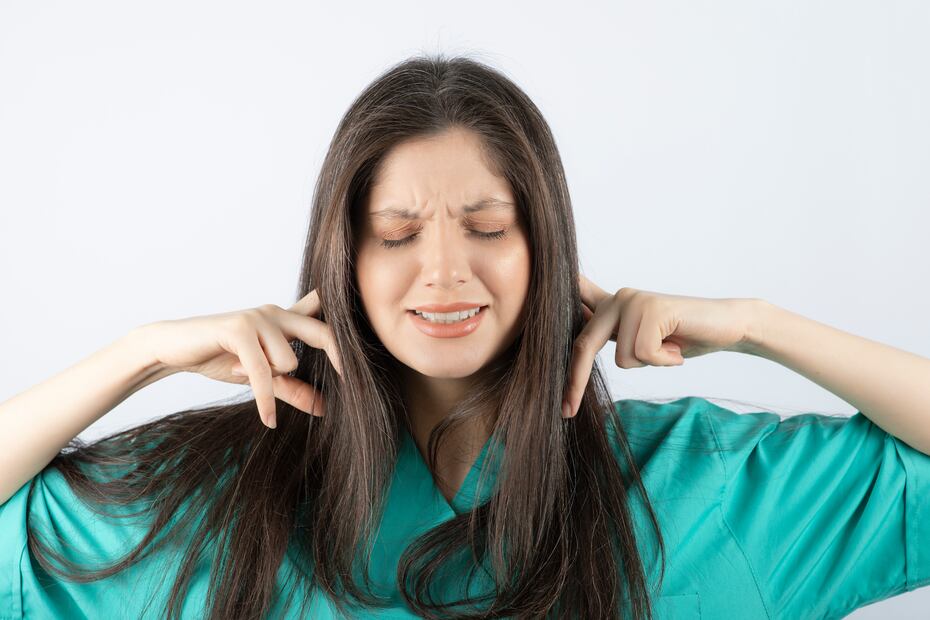 La irritación en el cuero cabelludo esconde varias causas. Foto: Freepik