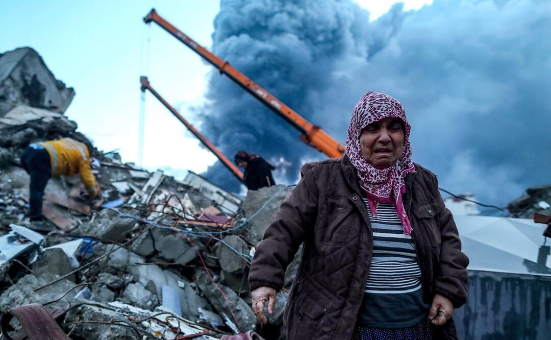 Una mujer reacciona mientras personal de emergencia busca víctimas en un edificio derrumbado en Iskenderun, distrito de Hatay, después del terremoto en Turquía. FOTO: EFE