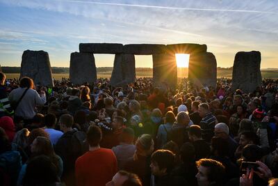 Miles de personas celebran el solsticio de verano en Stonehenge