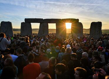 Miles de personas celebran el solsticio de verano en Stonehenge