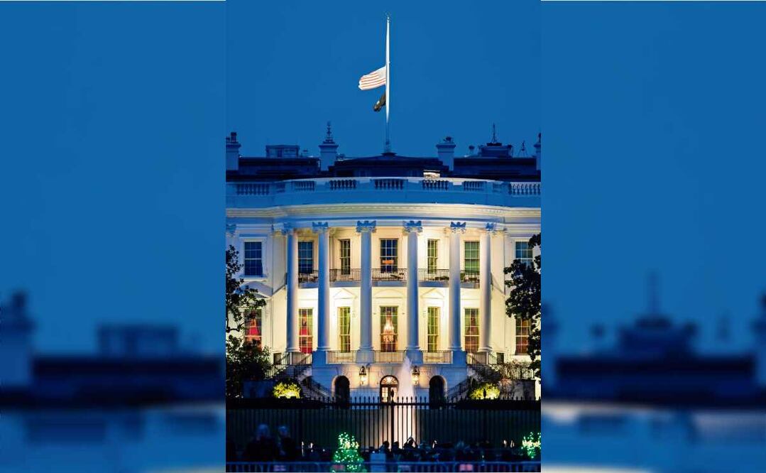 La bandera de EU en la Casa Blanca ondea a media asta, como un homenaje a Jimmy Carter. Foto: EFE