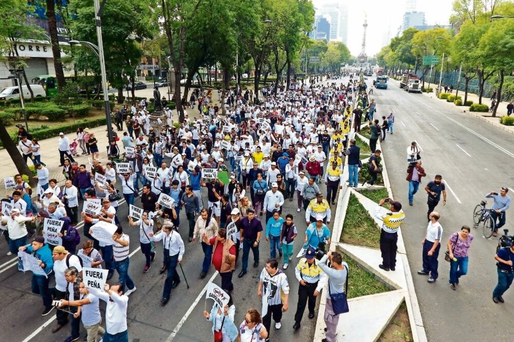 En el Ángel de la Independencia, ayer, antes del mediodía, se concentraron casi 300 personas vestidas de blanco para marchar rumbo al Zócalo. La mayoría afirmó que se enteraron de esta manifestación a través de redes sociales. (GERMÁN GARCÍA. EL UNIVERSA)