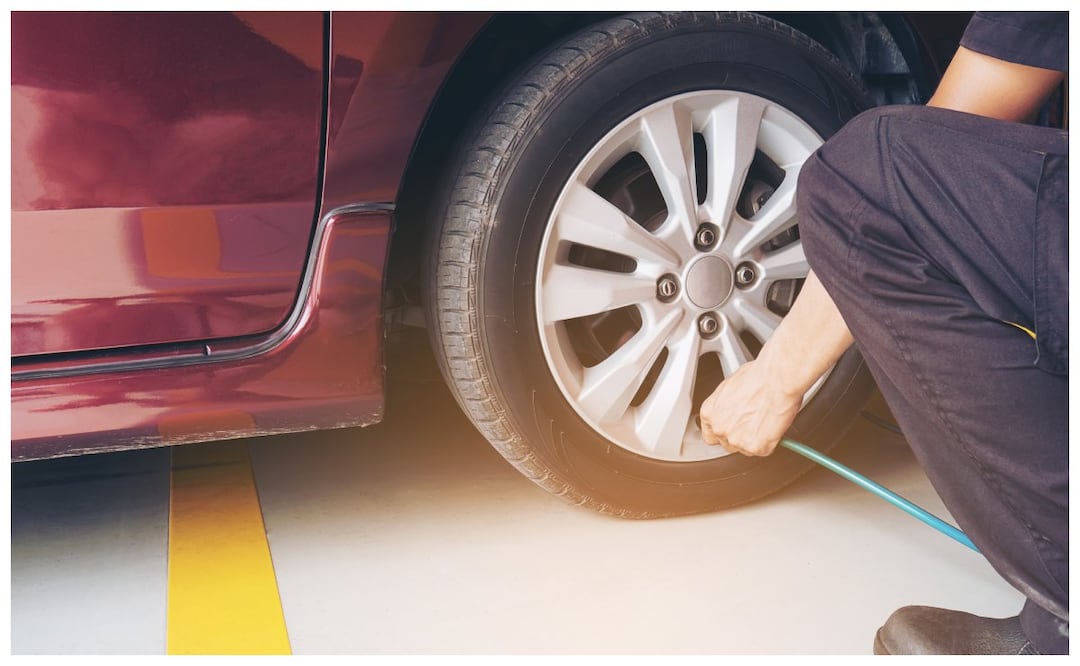 Revisa la presión de las llantas de manera constante. Foto: Freepik