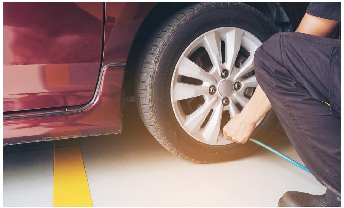 Descubre cómo cuidar las llantas de tu carro. Imagen: Freepik