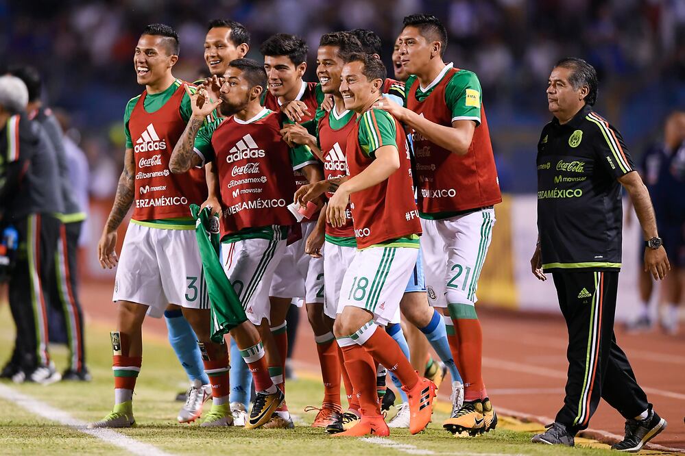 Imago7. Jugadores de la Selección Mexicana celebran uno de los goles en Honduras