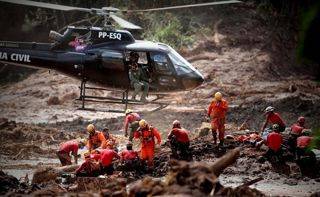 Los bomberos recibieron en la mañana de este sábado el refuerzo de unos 60 militares de la Fuerza Nacional de Brasil. Foto: EFE