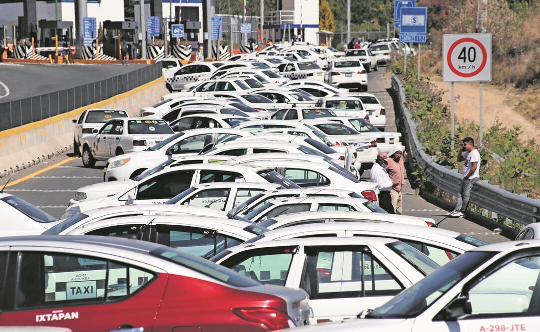 Alrededor de 5 mil taxistas de la zona sur y del Valle de Toluca mantuvieron bloqueada la autopista. Foto: Jorge Alvarado/ EL UNIVERSAL.