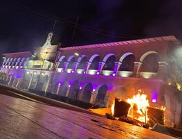 Manifestantes incendian Palacio de Gobierno de Apatzingán; protestan por asesinato de Carlos Manzo y Bernardo Bravo