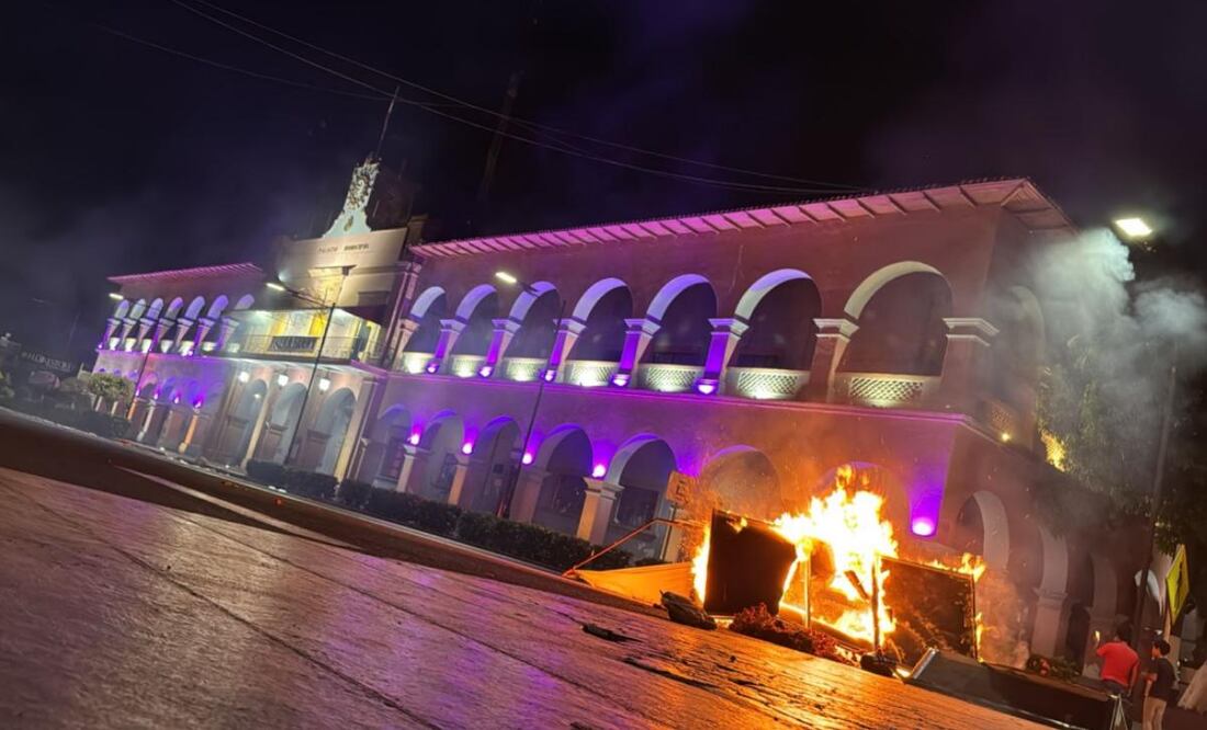 Manifestantes incendian Palacio de Gobierno de Apatzingán (03/11/2025). Foto: Especial