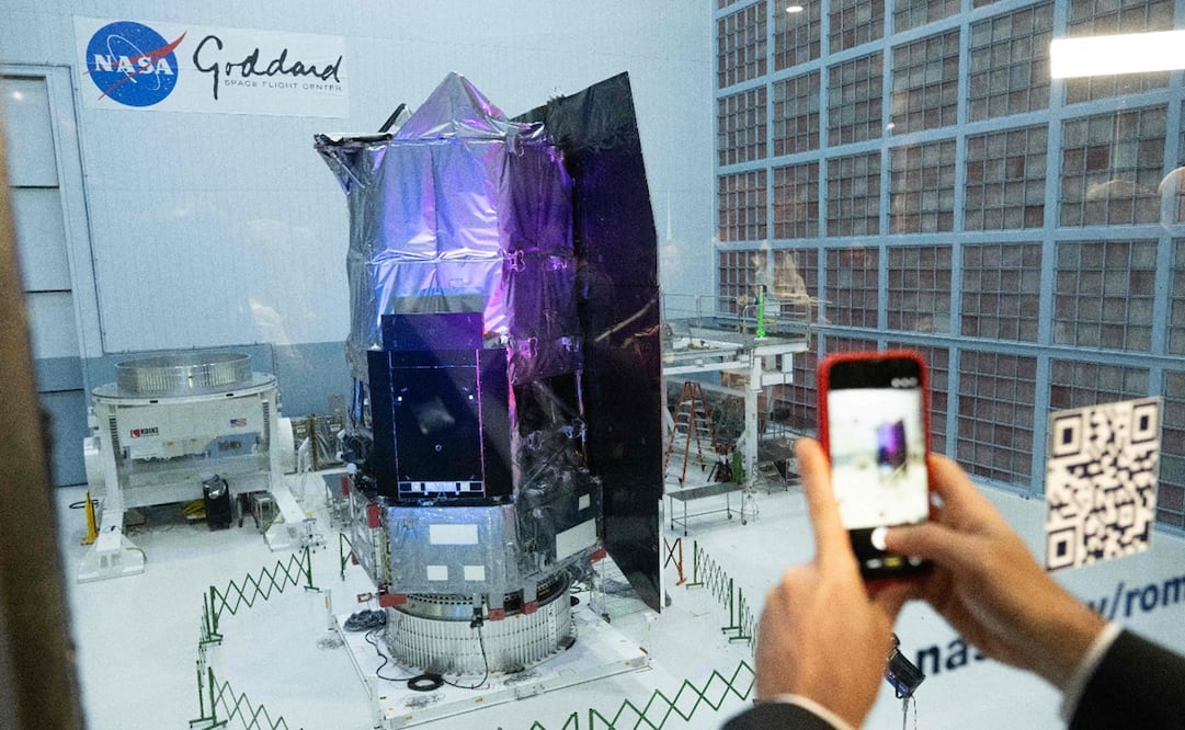 Un periodista fotografía el Telescopio Espacial Nancy Grace Roman. Foto: SAUL LOEB / AFP.