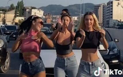 4 mujeres bloquean carretera para grabar un TikTok y son detenidas por la policía