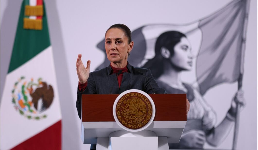 Luego que la secretaria de Seguridad Nacional de EU, Kristi Noem, encabezó en Nueva York, una primera redada contra migrantes y quien advirtió que se seguirá "eliminando de nuestras calles a este tipo de basura", Sheinbaum Pardo señaló que no está de acuerdo en llamarle a los migrantes delincuentes, y manifestó su rechazo a estas redadas. Foto: Diego Simón Sánchez/EL UNIVERSAL