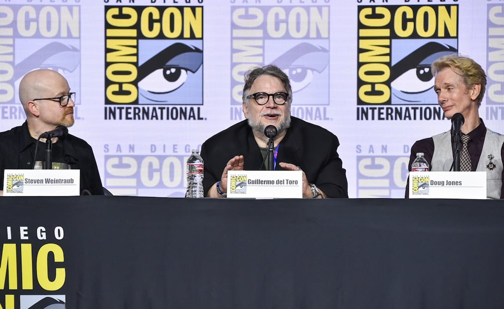 Steven Weintraub, Guillermo del Toro, y Doug Jones. Foto: AP.
