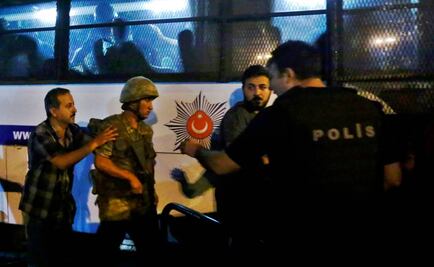 No cesan choques en Turquía; policías enfrentan a militares