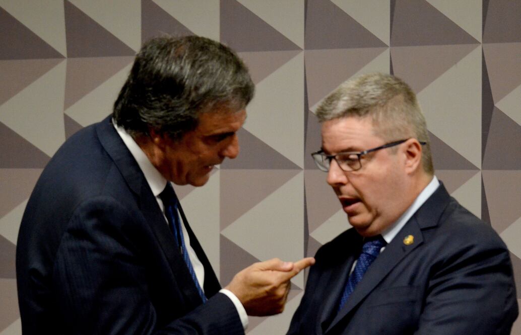 El senador Antonio Anastasia (derecha), relator de la Comisión del juicio político contra la presidenta suspendida de Brasil, Dilma Rousseff, conversa con el abogado general del Estado, José Eduardo Cardozo (Foto: Xinhua)