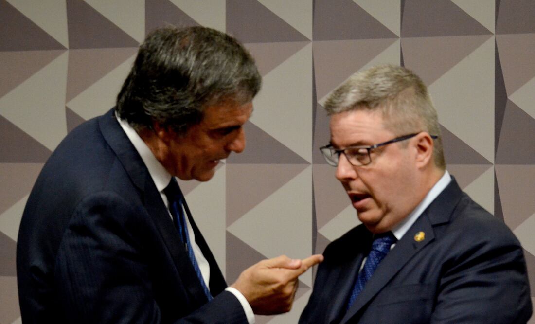 El senador Antonio Anastasia (derecha), relator de la Comisión del juicio político contra la presidenta suspendida de Brasil, Dilma Rousseff, conversa con el abogado general del Estado, José Eduardo Cardozo (Foto: Xinhua)