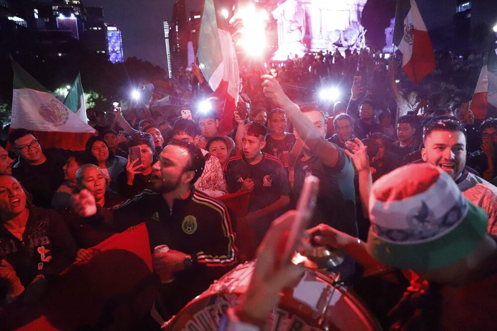 Aficionados mexicanos asisten al Ángel de la Independencia a festejar la Copa Oro / Foto: Fernanda Rojas - EL UNIVERSAL
