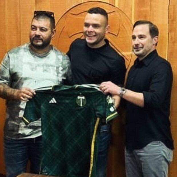 Jonathan Rodríguez ya posó con la palayera que defenderá en la MLS. Foto: Especial