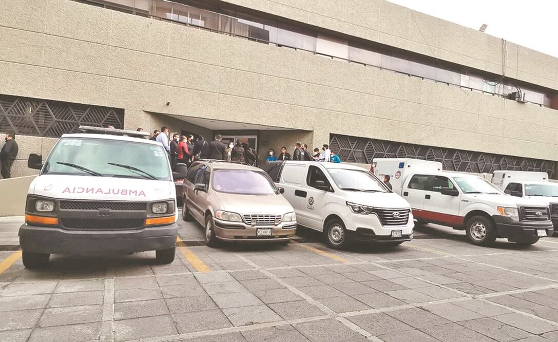 Frente al edificio de la Fiscalía General de Justicia del Estado de México, los familiares de los policías abatidos esperaban la entrega de los cuerpos. Foto: XIMENA GARCÍA. EL UNIVERSAL