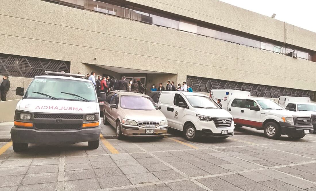 Frente al edificio de la Fiscalía General de Justicia del Estado de México, los familiares de los policías abatidos esperaban la entrega de los cuerpos. Foto: XIMENA GARCÍA. EL UNIVERSAL