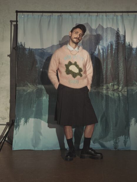 Emiliano Zurita muestra que los hombres también usan faldas 